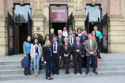 Asistentes al Foro en la puerta del Rectorado