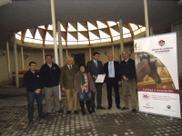 Criadores y universitarios, en las instalaciones del hospital, tras la firma del convenio