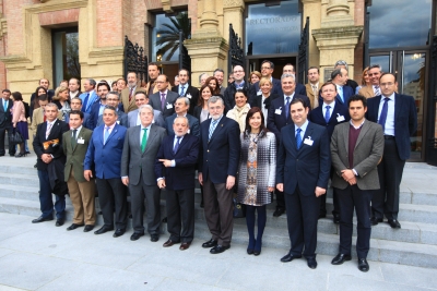 Asistentes y autoridades en la puerta del Rectorado