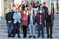 Profesores y alumnos participantes en el proyecto ScienceIES en la Facultad de Ciencias. En el centro, la vicedecana de Organizacin Acadmica y Coordinacin, Enriqueta Moyano, y el vicedecano de Calidad y Extensin Universitaria, Miguel Aguilar. 