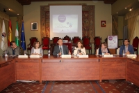 El rector (el tercero por la izquierda), con los coordinadores de las mesas, la directora de la Unidad de Igualdad y la vicerrectora de Vida Universitaria y Responsabilidad Social, en la clausura de las jornadas.