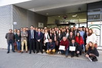 Foto de familia de autoridades y participantes en el programa de becas