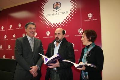 De izq a dcha, Fernando Lpez, Manuel Torres y Maria del Carmen Lian con el libro que recoge los relatos premiados en el IV Certamen