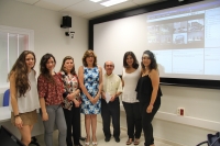 En el centro, Julieta Mrida, junto a Agustina Gmez y Julin Morales, acompaados de alumnas del Mster.