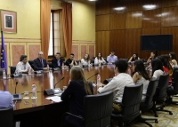 Juan Pablo Durn, presidente del Parlamento, con los participantes en el Laboratorio Jurdico sobre Desahucios de la Universidad de Crdoba