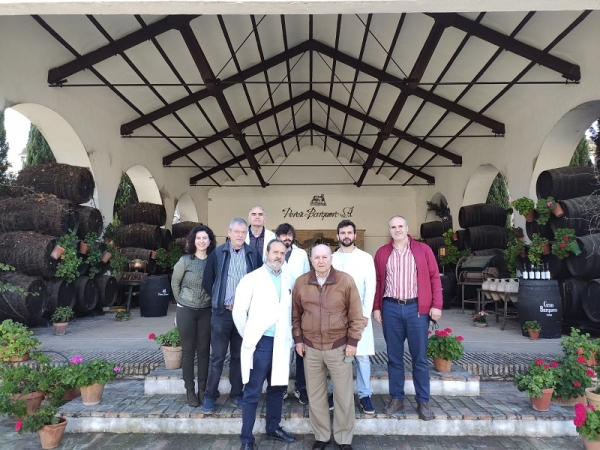 Representantes del grupo Vitenol y de las bodegas Pérez Barquero