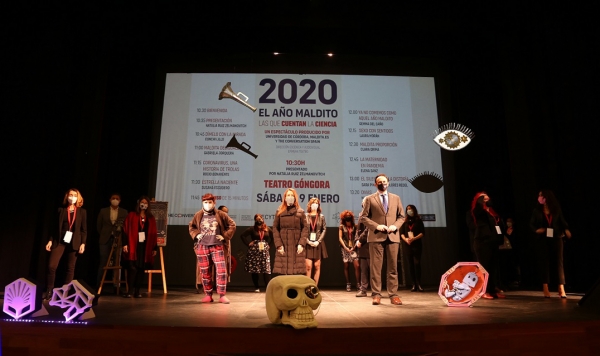 Foto de familia de las ponentes junto con las autoridades