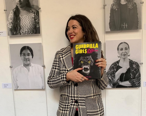 La investigadora Luisa Rodríguez Muñoz con el folleto de Guerrilla Girls