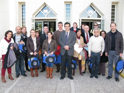 Profesores de los centros participantes en la Fase Local de la XXVII Olimpiada de Qumica con el presidente de la Comisin Organizadora de la fase local, profesor Manuel Mayn, el decano Manuel Blzquez  ( en el centro) y la profesora Mara Jimnez Padilla, (tercera por la izquierda)