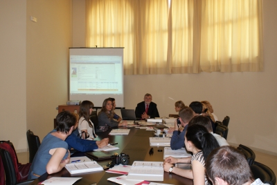 El rector dialoa con los participantes en el encuentro