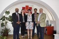 Nuria Magaldi (en el centro) y Francisco Snchez, con representantes de la UVM.