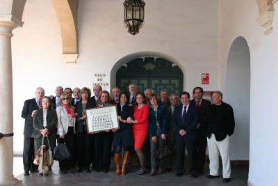 Integrantes de la promocin junto al decano a la puerta de la Sala de Juntas