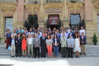 Foto de familia de autoridades, profesorado de la UCO y mandos de Carrefour partciantes en el Campus