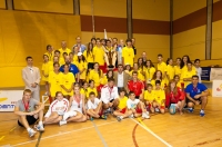 Los medallistas de Bdminton junto a las autoridades