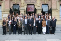 Asistentes y autoridades acadmicas a las puertas del Rectorado