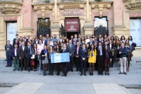 Foto de familia de participantes en el torneo y autoridades acadmicas