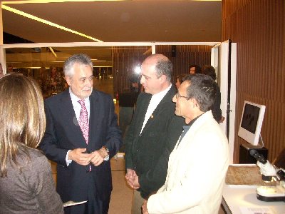 El presidente Grin visita la ventana apcola de la UCO en el Parque de las Ciencias