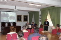 Rafael Jordano ( de pie) durante la presentacin del libro. Al fondo las dos fotos que lo inspiran.