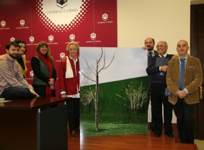 A los dos extremos de la imagen ganadora, Pilar Citoler y Manuel Torres, acompaados por los integrantes del jurado