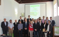 Foto de familia con las autoridades y los participantes en el debate