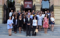 Foto de familia de estudiantes, entidades y autoridades universitarias.