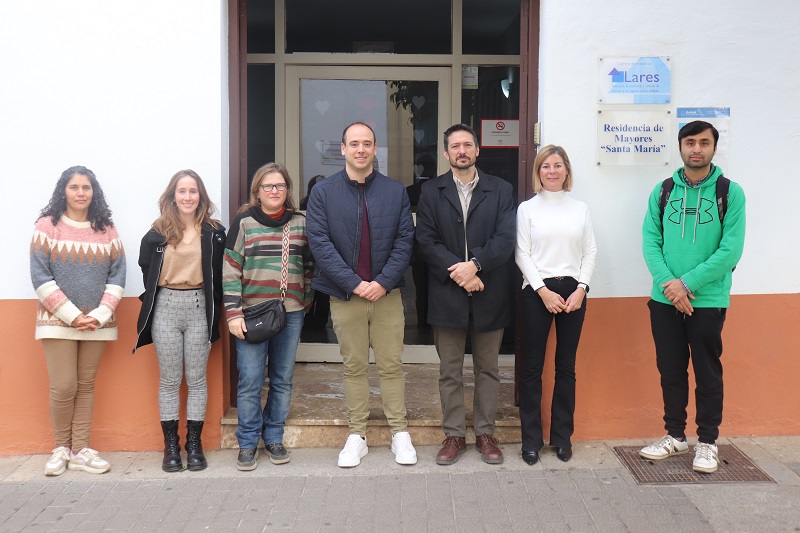 Parte del equipo de investigación junto con la directora de la Residencia