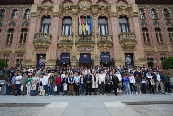 Los más de 180 estudiantes participantes del programa, junto a las autoridades de la UCO, en la fachada del Rectorado.