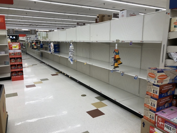 Estantes vacíos en un supermercado durante los primeros días de confinamiento