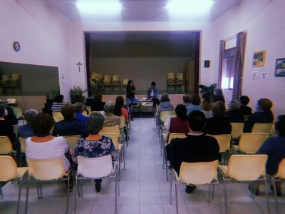 VIDEO | La Asociación de Mujeres Talitha Kum lee ciencia con la periodista Elena Sanz