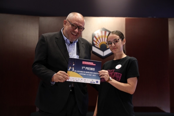 María José Marcos recibe el primer premio del certamen de manos del rector en la pasada edición del concurso.